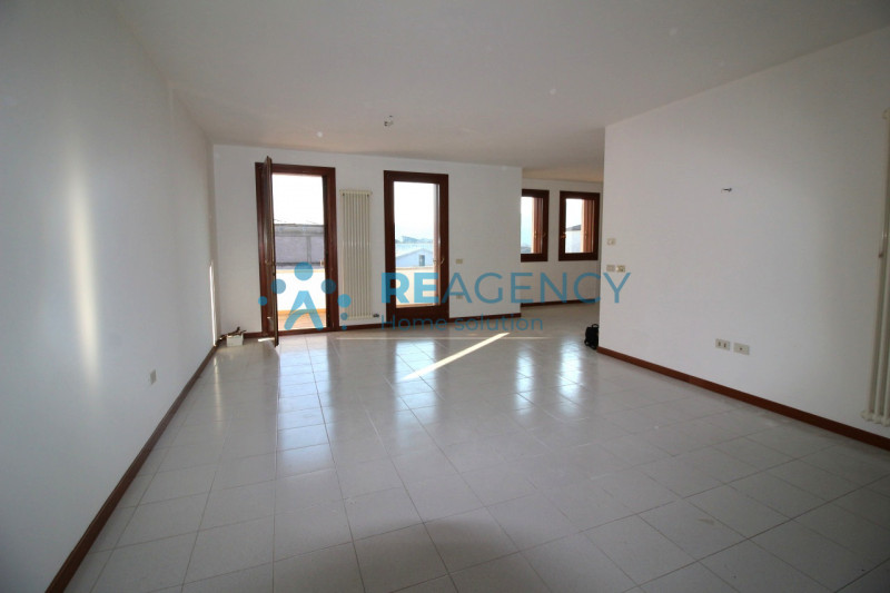 Chiuppano

Stai cercando un ampio e luminoso appartamento in affitto?

Prezzo € 670 mensili (+spe...