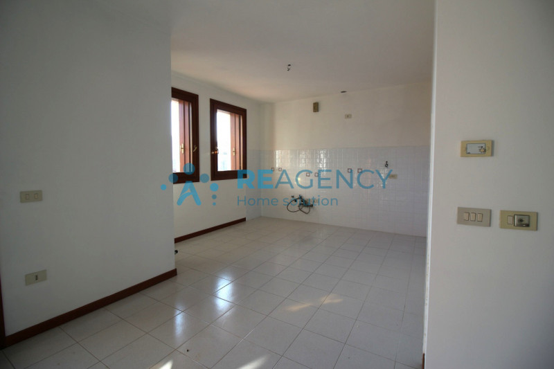 Chiuppano

Stai cercando un ampio e luminoso appartamento in affitto?

Prezzo € 670 mensili (+spe...