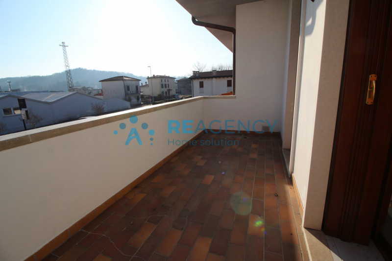 Chiuppano

Stai cercando un ampio e luminoso appartamento in affitto?

Prezzo € 670 mensili (+spe...