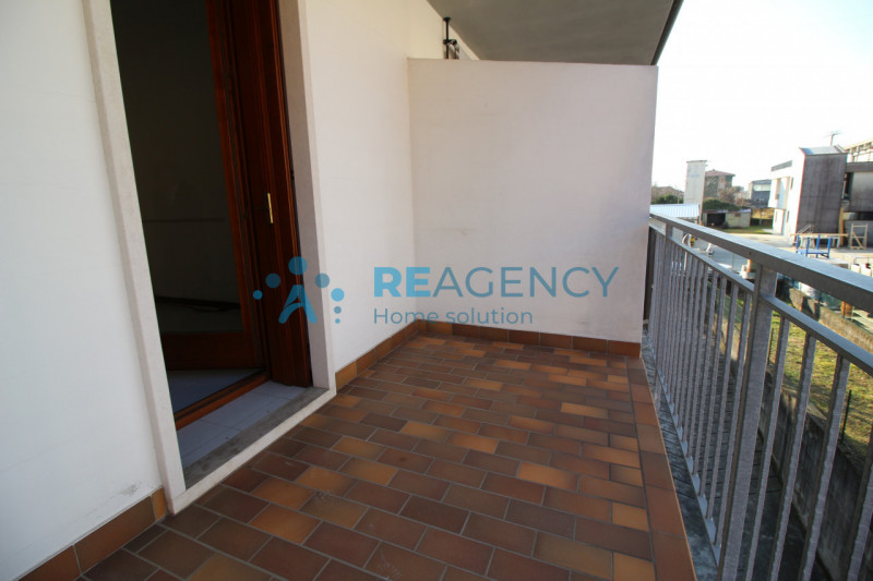 Chiuppano

Stai cercando un ampio e luminoso appartamento in affitto?

Prezzo € 670 mensili (+spe...