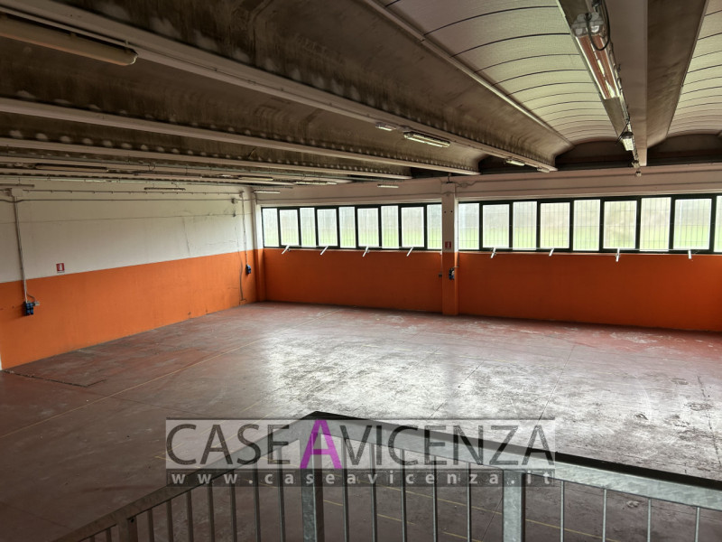 MONTEGALDA - C.E.G  - PROPONIAMO IN AFFITTO porzione di Capannone d'angolo, di circa 400 mq con h...