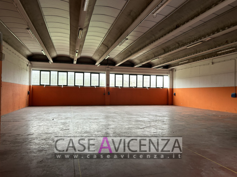 MONTEGALDA - C.E.G  - PROPONIAMO IN AFFITTO porzione di Capannone d'angolo, di circa 400 mq con h...