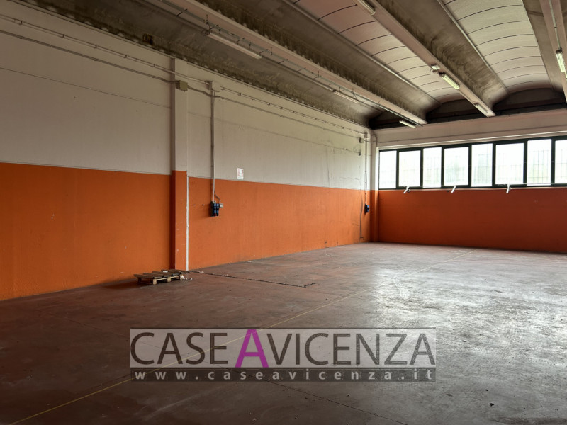 MONTEGALDA - C.E.G  - PROPONIAMO IN AFFITTO porzione di Capannone d'angolo, di circa 400 mq con h...