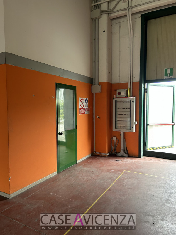 MONTEGALDA - C.E.G  - PROPONIAMO IN AFFITTO porzione di Capannone d'angolo, di circa 400 mq con h...