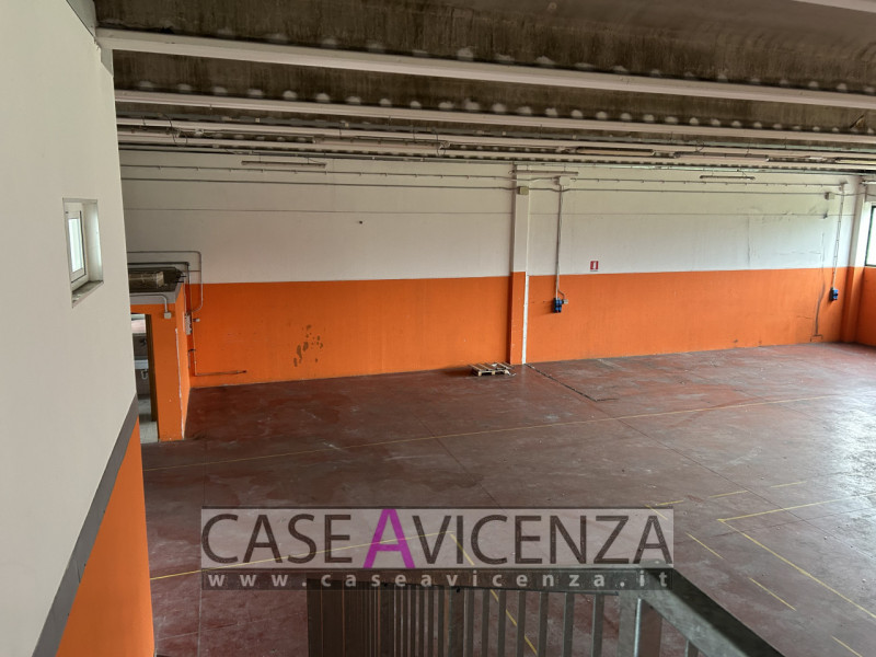 MONTEGALDA - C.E.G  - PROPONIAMO IN AFFITTO porzione di Capannone d'angolo, di circa 400 mq con h...