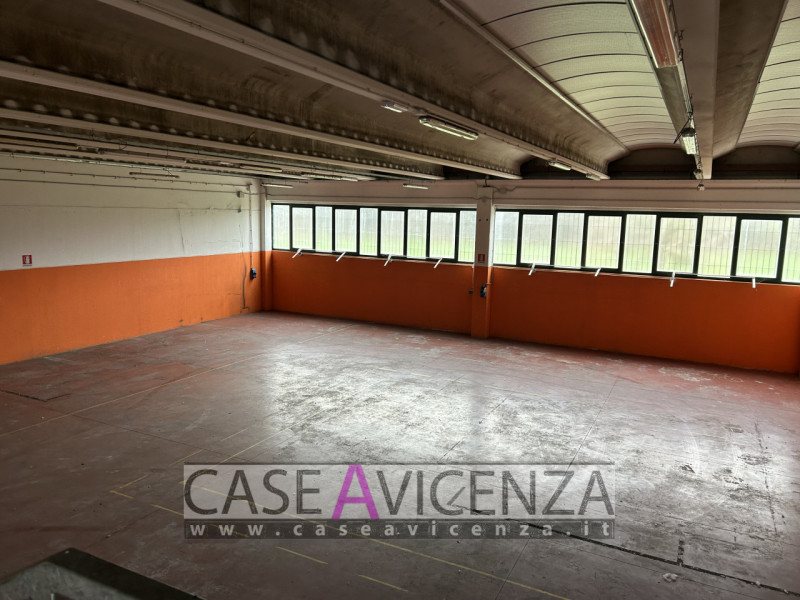 MONTEGALDA - C.E.G  - PROPONIAMO IN AFFITTO porzione di Capannone d'angolo, di circa 400 mq con h...