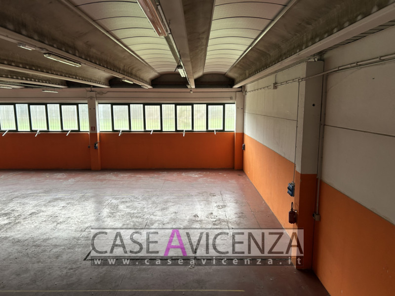 MONTEGALDA - C.E.G  - PROPONIAMO IN AFFITTO porzione di Capannone d'angolo, di circa 400 mq con h...