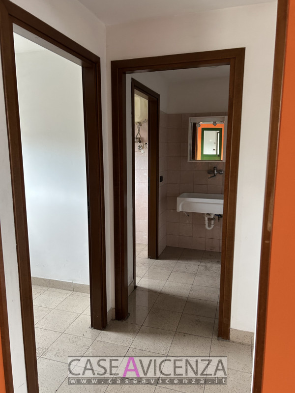 MONTEGALDA - C.E.G  - PROPONIAMO IN AFFITTO porzione di Capannone d'angolo, di circa 400 mq con h...