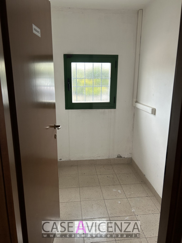 MONTEGALDA - C.E.G  - PROPONIAMO IN AFFITTO porzione di Capannone d'angolo, di circa 400 mq con h...