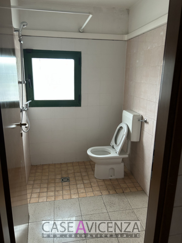 MONTEGALDA - C.E.G  - PROPONIAMO IN AFFITTO porzione di Capannone d'angolo, di circa 400 mq con h...