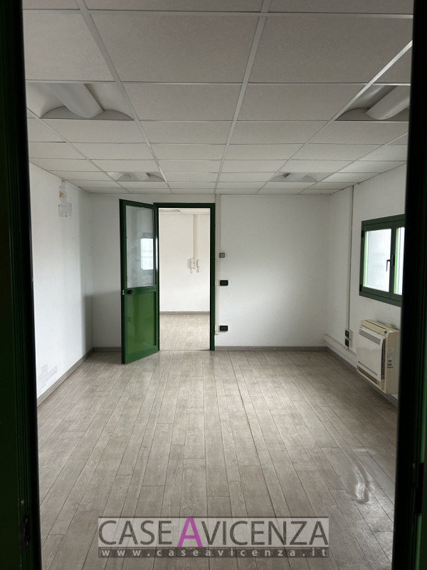 MONTEGALDA - C.E.G  - PROPONIAMO IN AFFITTO porzione di Capannone d'angolo, di circa 400 mq con h...