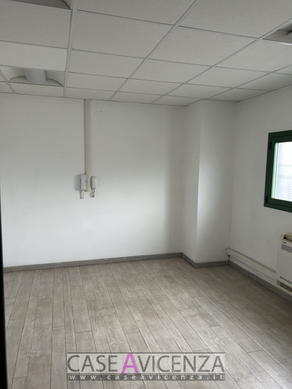 MONTEGALDA - C.E.G  - PROPONIAMO IN AFFITTO porzione di Capannone d'angolo, di circa 400 mq con h...