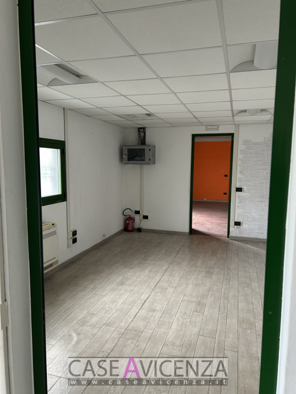 MONTEGALDA - C.E.G  - PROPONIAMO IN AFFITTO porzione di Capannone d'angolo, di circa 400 mq con h...