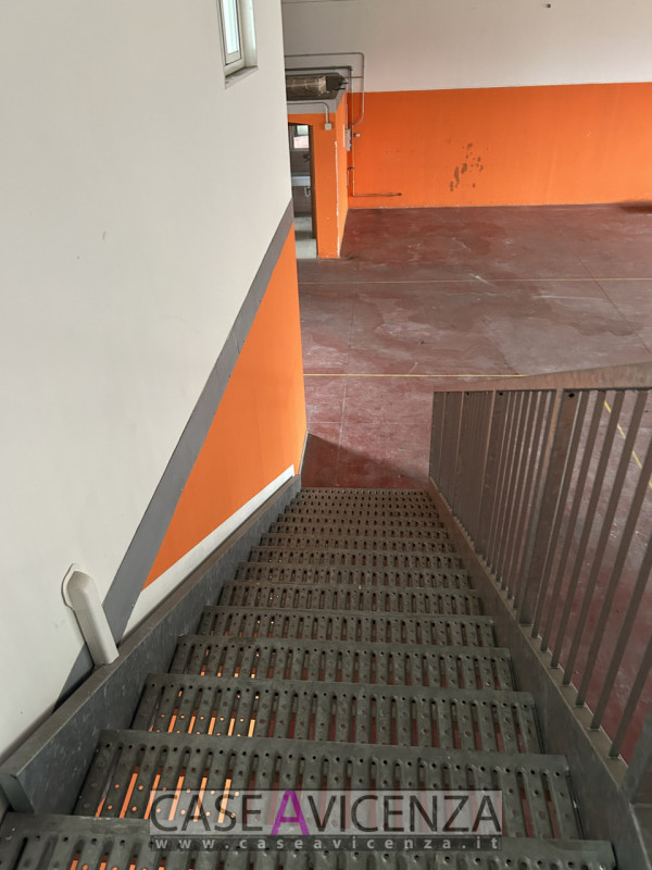 MONTEGALDA - C.E.G  - PROPONIAMO IN AFFITTO porzione di Capannone d'angolo, di circa 400 mq con h...