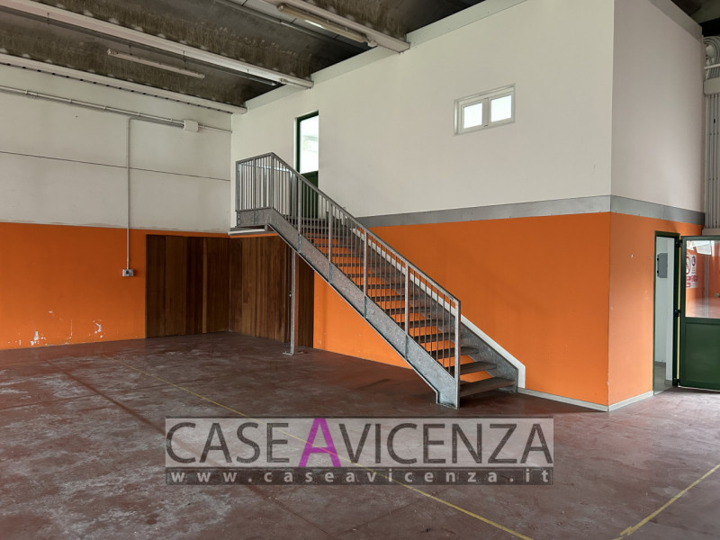 MONTEGALDA - C.E.G  - PROPONIAMO IN AFFITTO porzione di Capannone d'angolo, di circa 400 mq con h...