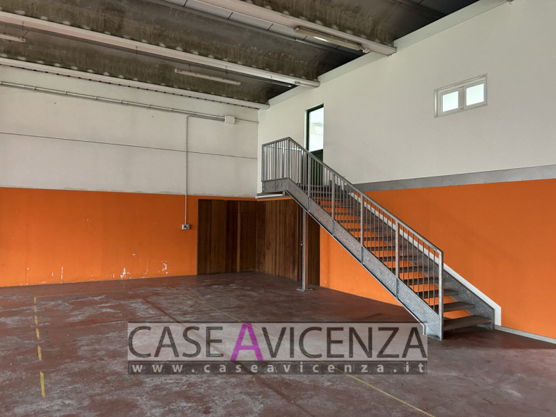 MONTEGALDA - C.E.G  - PROPONIAMO IN AFFITTO porzione di Capannone d'angolo, di circa 400 mq con h...