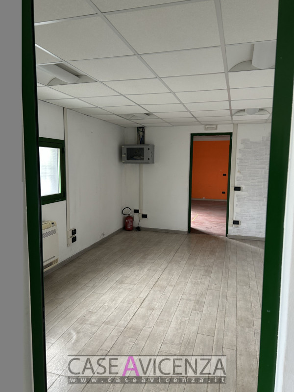 MONTEGALDA - C.E.G  - PROPONIAMO IN AFFITTO porzione di Capannone d'angolo, di circa 400 mq con h...