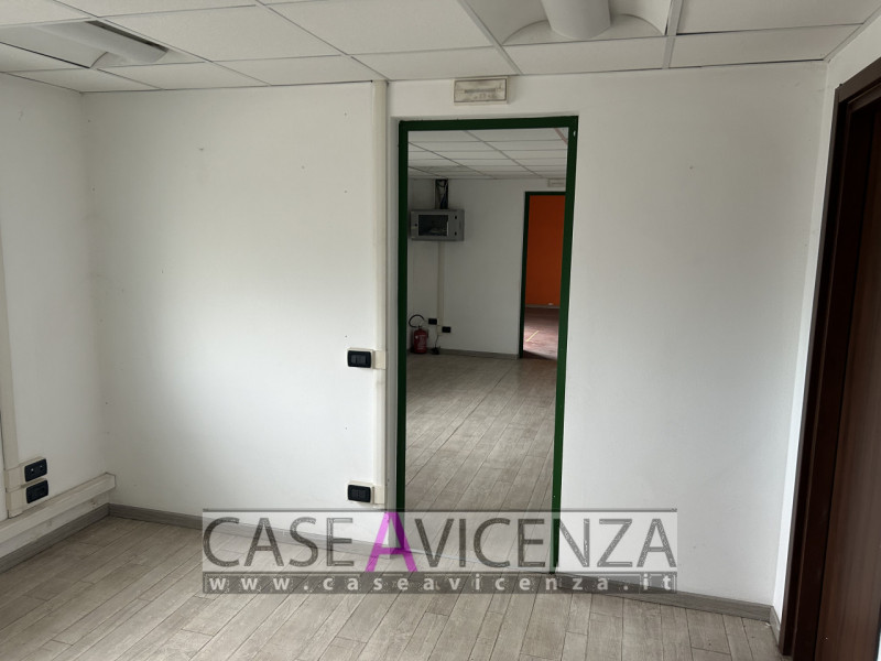 MONTEGALDA - C.E.G  - PROPONIAMO IN AFFITTO porzione di Capannone d'angolo, di circa 400 mq con h...