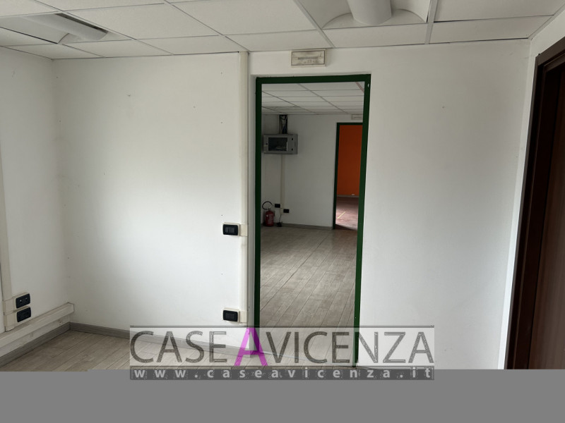 MONTEGALDA - C.E.G  - PROPONIAMO IN AFFITTO porzione di Capannone d'angolo, di circa 400 mq con h...