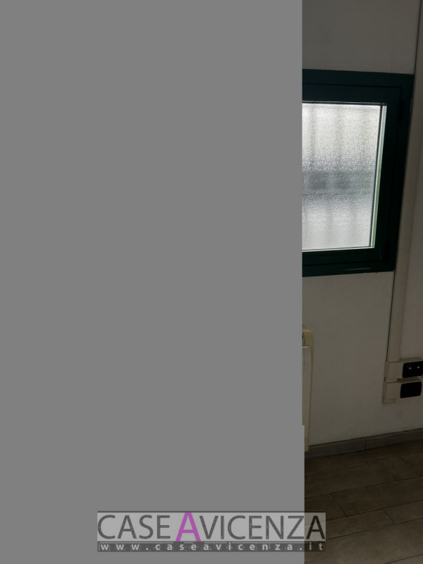 MONTEGALDA - C.E.G  - PROPONIAMO IN AFFITTO porzione di Capannone d'angolo, di circa 400 mq con h...