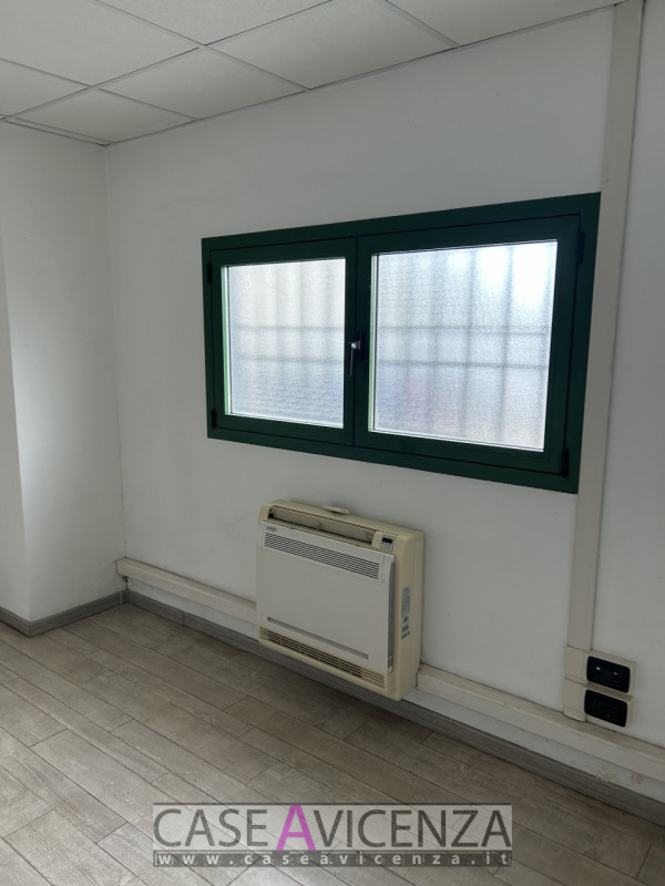 MONTEGALDA - C.E.G  - PROPONIAMO IN AFFITTO porzione di Capannone d'angolo, di circa 400 mq con h...