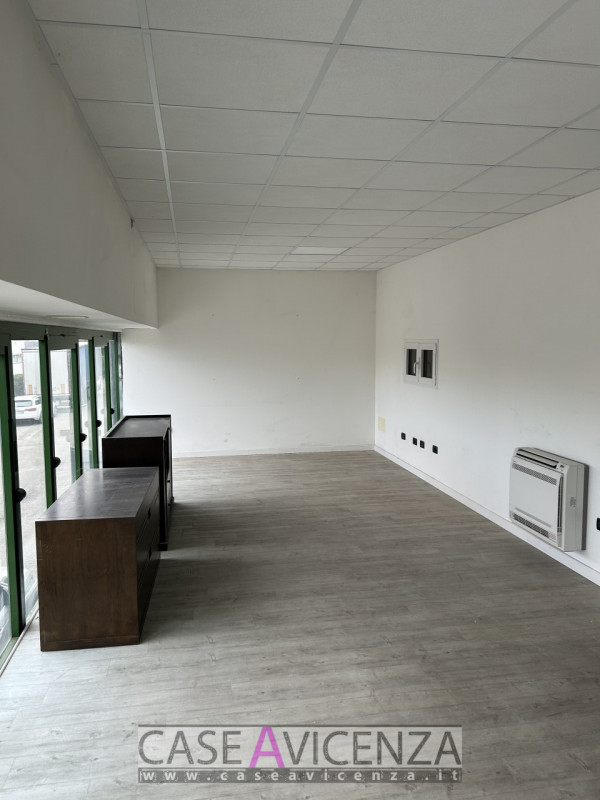 MONTEGALDA - C.E.G  - PROPONIAMO IN AFFITTO porzione di Capannone d'angolo, di circa 400 mq con h...