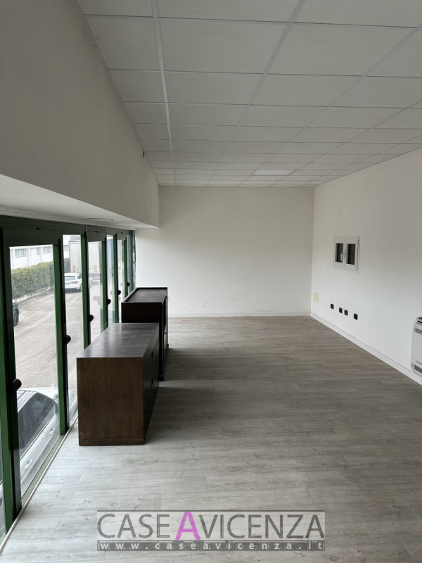 MONTEGALDA - C.E.G  - PROPONIAMO IN AFFITTO porzione di Capannone d'angolo, di circa 400 mq con h...