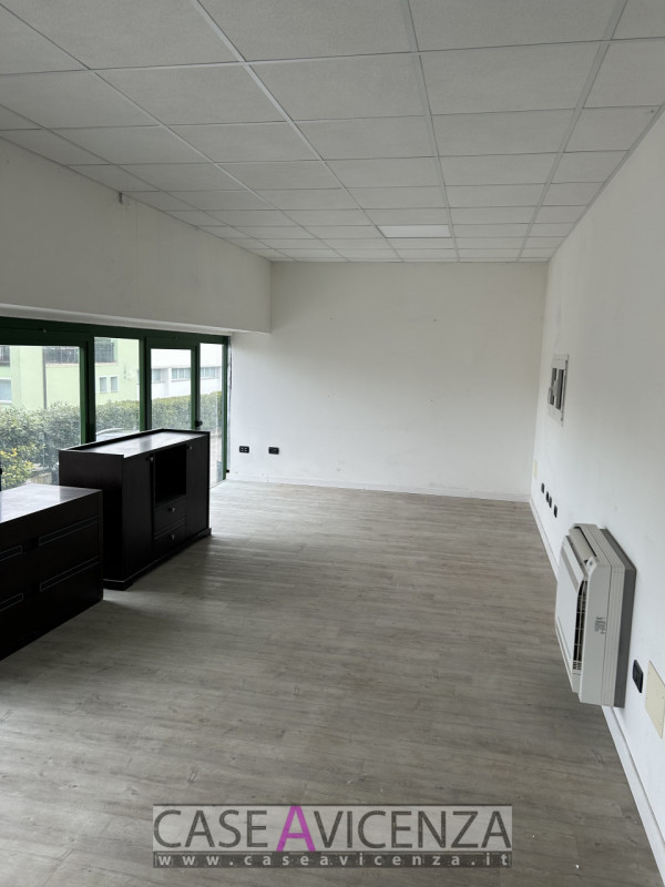 MONTEGALDA - C.E.G  - PROPONIAMO IN AFFITTO porzione di Capannone d'angolo, di circa 400 mq con h...