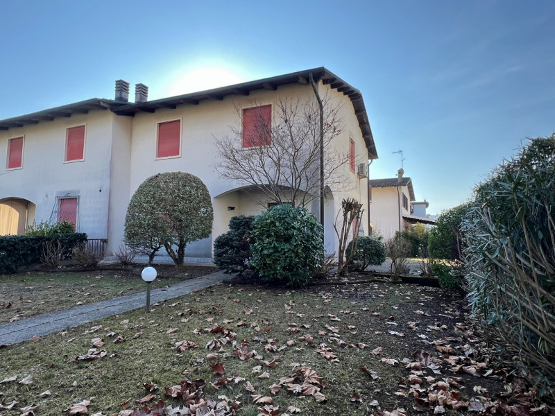 BIFAMILIARE AFFIANCATA CON 4 CAMERE, GIARDINO E GARAGE DOPPIO, IN VENDITA A EURO 395.000, ZONA NO...