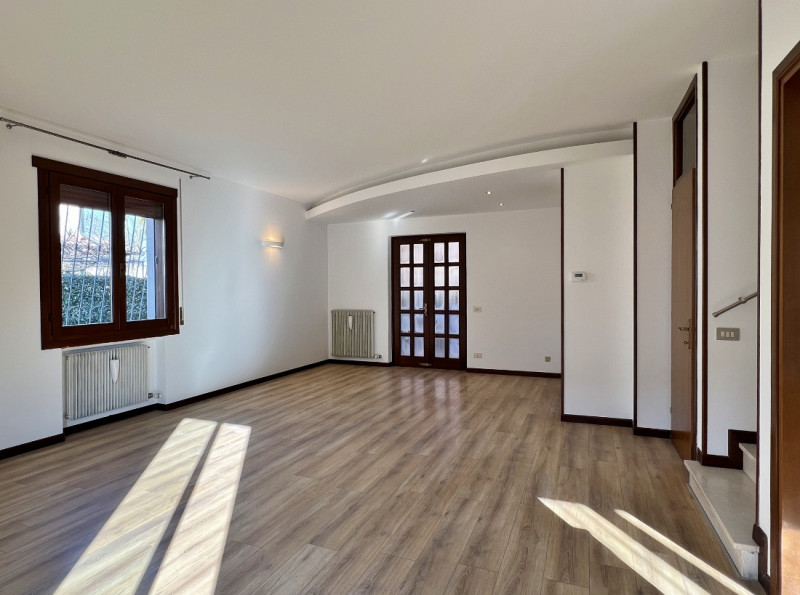 BIFAMILIARE AFFIANCATA CON 4 CAMERE, GIARDINO E GARAGE DOPPIO, IN VENDITA A EURO 395.000, ZONA NO...