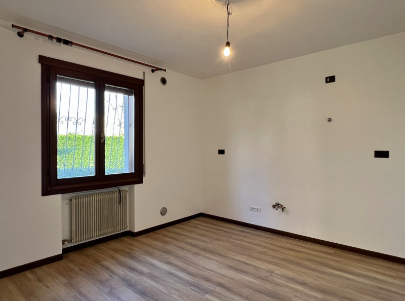 BIFAMILIARE AFFIANCATA CON 4 CAMERE, GIARDINO E GARAGE DOPPIO, IN VENDITA A EURO 395.000, ZONA NO...