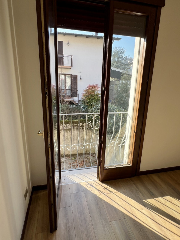 BIFAMILIARE AFFIANCATA CON 4 CAMERE, GIARDINO E GARAGE DOPPIO, IN VENDITA A EURO 395.000, ZONA NO...