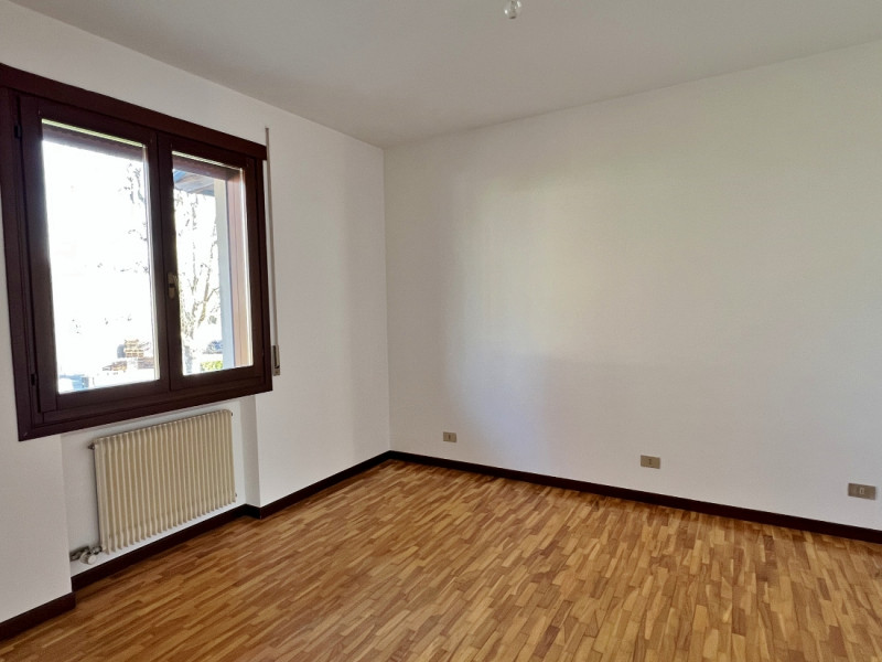 BIFAMILIARE AFFIANCATA CON 4 CAMERE, GIARDINO E GARAGE DOPPIO, IN VENDITA A EURO 395.000, ZONA NO...