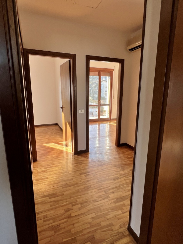 BIFAMILIARE AFFIANCATA CON 4 CAMERE, GIARDINO E GARAGE DOPPIO, IN VENDITA A EURO 395.000, ZONA NO...