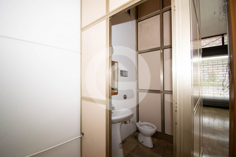 In una posizione strategica nel cuore di Cadoneghe, proponiamo in vendita un negozio-ufficio al p...