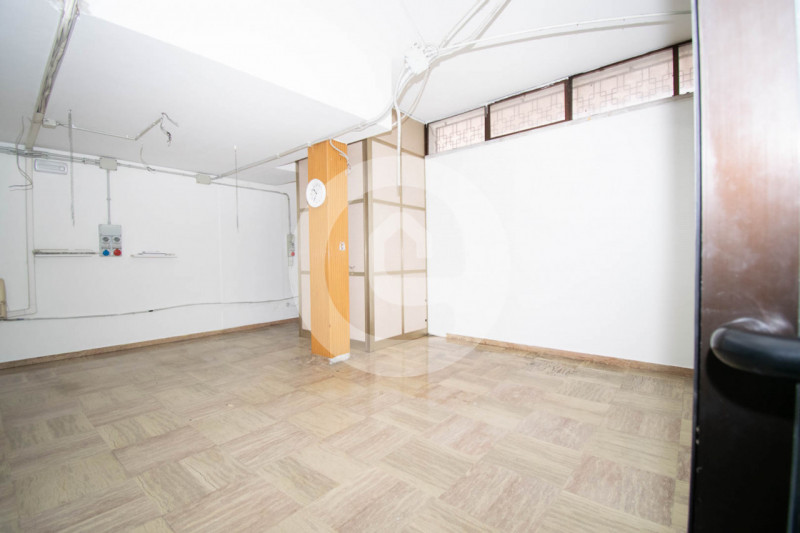 In una posizione strategica nel cuore di Cadoneghe, proponiamo in vendita un negozio-ufficio al p...