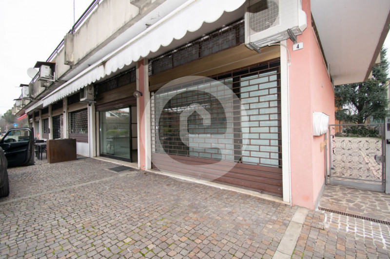 In una posizione strategica nel cuore di Cadoneghe, proponiamo in vendita un negozio-ufficio al p...