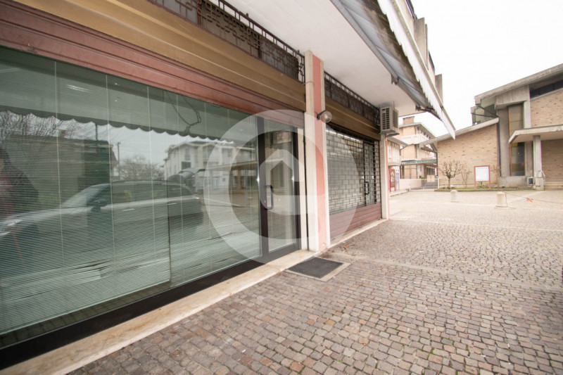 In una posizione strategica nel cuore di Cadoneghe, proponiamo in vendita un negozio-ufficio al p...