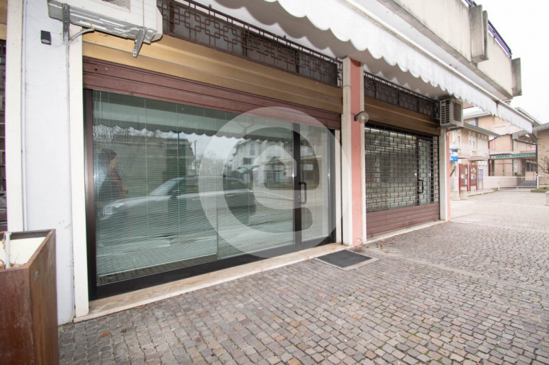 In una posizione strategica nel cuore di Cadoneghe, proponiamo in vendita un negozio-ufficio al p...