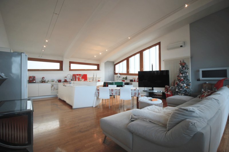 Proponiamo in vendita un elegante attico situato in Viale Verona, in una posizione strategica che...