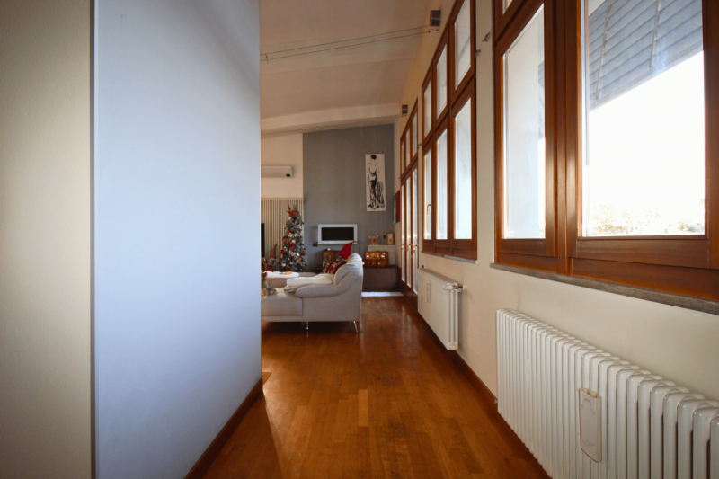 Proponiamo in vendita un elegante attico situato in Viale Verona, in una posizione strategica che...