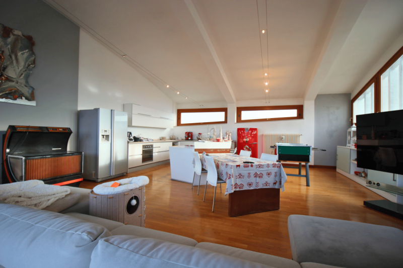 Proponiamo in vendita un elegante attico situato in Viale Verona, in una posizione strategica che...