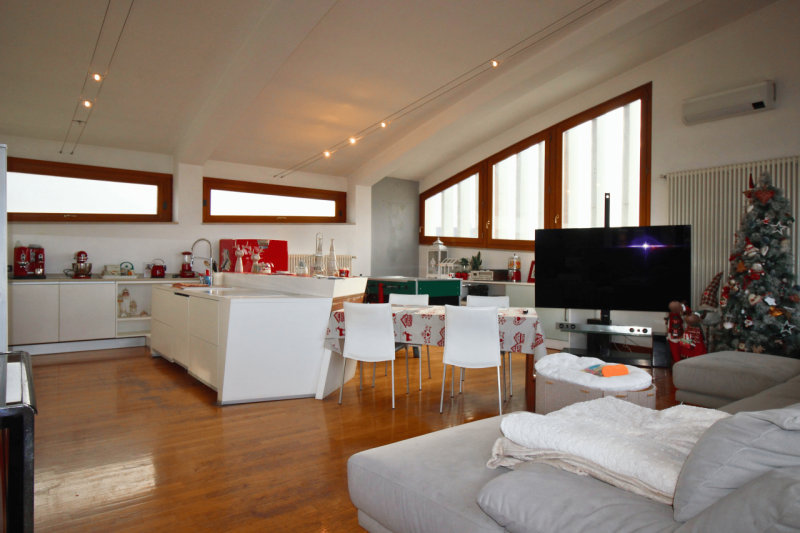 Proponiamo in vendita un elegante attico situato in Viale Verona, in una posizione strategica che...