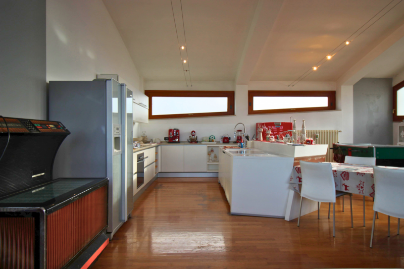 Proponiamo in vendita un elegante attico situato in Viale Verona, in una posizione strategica che...