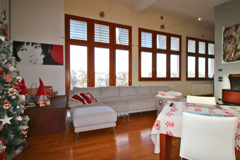 Proponiamo in vendita un elegante attico situato in Viale Verona, in una posizione strategica che...