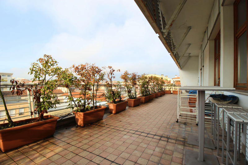 Proponiamo in vendita un elegante attico situato in Viale Verona, in una posizione strategica che...