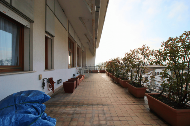 Proponiamo in vendita un elegante attico situato in Viale Verona, in una posizione strategica che...