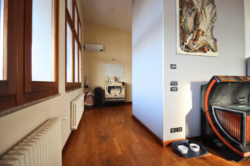 Proponiamo in vendita un elegante attico situato in Viale Verona, in una posizione strategica che...