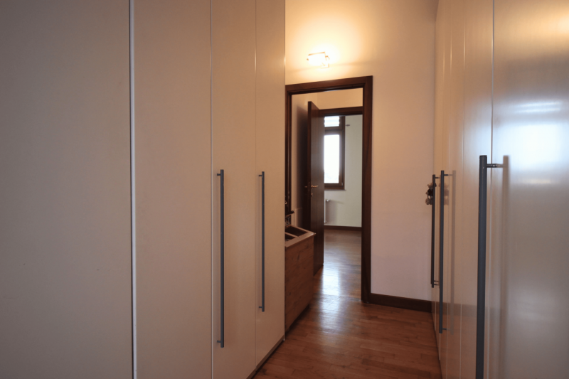 Proponiamo in vendita un elegante attico situato in Viale Verona, in una posizione strategica che...