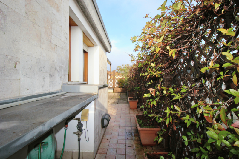 Proponiamo in vendita un elegante attico situato in Viale Verona, in una posizione strategica che...
